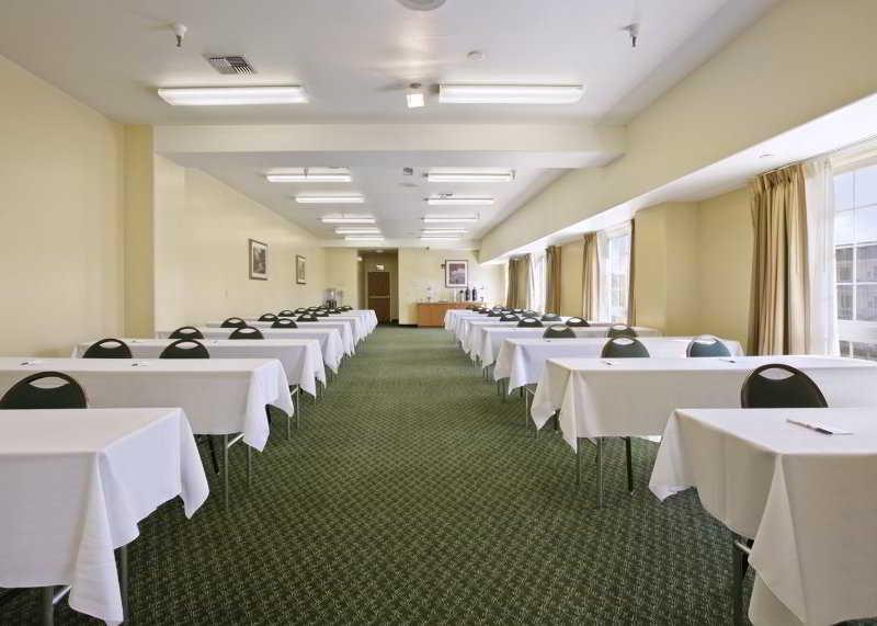 Comfort Inn & Suites Oakland Airport Удобства фото