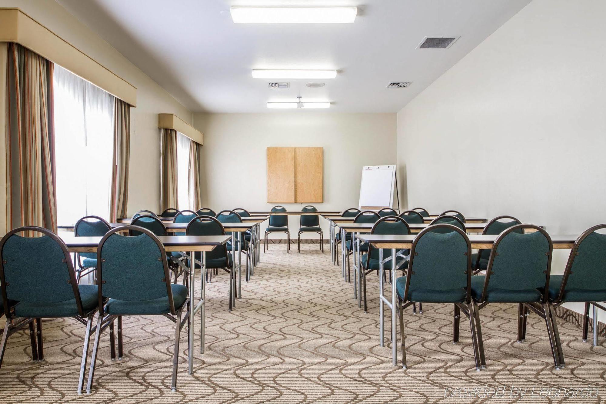Comfort Inn & Suites Oakland Airport Экстерьер фото
