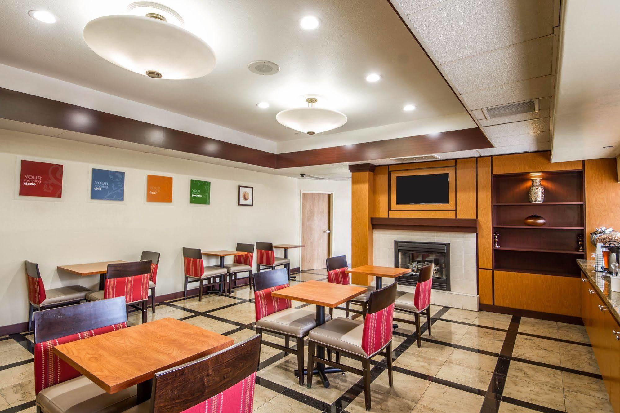 Comfort Inn & Suites Oakland Airport Экстерьер фото