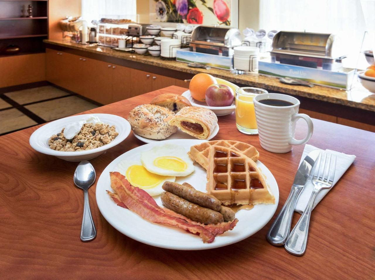Comfort Inn & Suites Oakland Airport Экстерьер фото